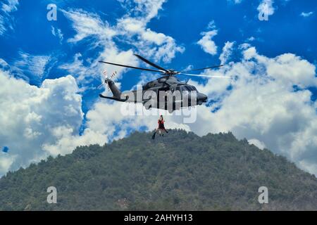 Une basse altitude d'hélicoptères militaires Banque D'Images