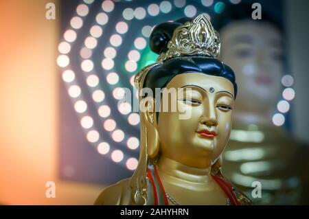 Statue en or de Bouddha Bodhisattva GuanYin ou Kuan Yin (Avalokiteshvara) dans une pagode bouddhiste temple. Banque D'Images