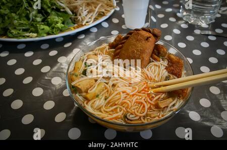 Soupe végétarienne populaire traditionnelle avec la pâtisserie, herbes asiatiques et les germes de soja en restaurant végétalien Banque D'Images