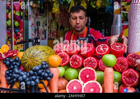 Grande variété de fruits différents sont proposés à la vente dans les marchés de rue de la ville Banque D'Images