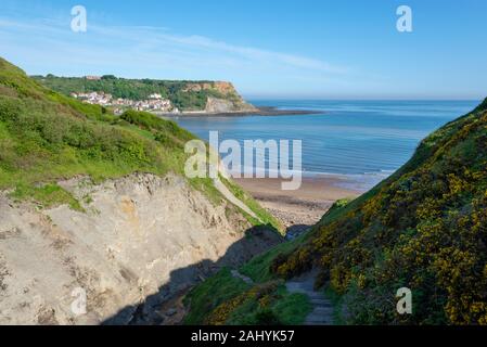 Un jour de printemps ensoleillé à Runswick Bay sur la côte de l'East Yorkshire, Angleterre. Partie de la Cleveland Way chemin. Banque D'Images