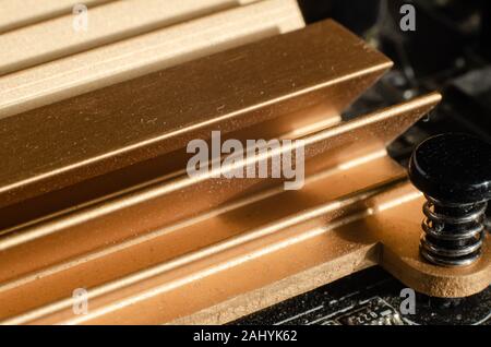 Chipset Heatsink monté sur une carte mère. Le refroidissement de l'ordinateur. Détail de la carte mère. Macrophoto. Focus sélectif. Banque D'Images