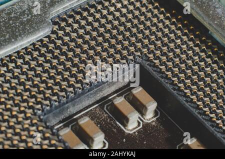 Vue détaillée d'un socket de processeur. Macro photo des jetons et les axes de la socket du processeur principal de l'ordinateur de bureau. Mettre à niveau Banque D'Images