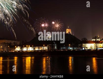 Vilnius, Lituanie-Jan 1.2020: Belle vue sur le feu principal, à la nuit du nouvel an à la place de la cathédrale et au clocher et au château de Gediminus.New Year' Banque D'Images