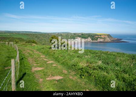 Un jour de printemps ensoleillé à Runswick Bay sur la côte de l'East Yorkshire, Angleterre. Partie de la Cleveland Way. Banque D'Images