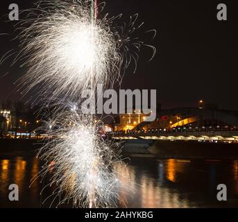 Vilnius, Lituanie-Jan 1.2020: Belle vue sur le feu principal, à la nuit du nouvel an à la place de la cathédrale et au clocher et au château de Gediminus.New Year' Banque D'Images