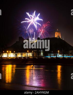 Vilnius, Lituanie-Jan 1.2020: Belle vue sur le feu principal, à la nuit du nouvel an à la place de la cathédrale et au clocher et au château de Gediminus.New Year' Banque D'Images