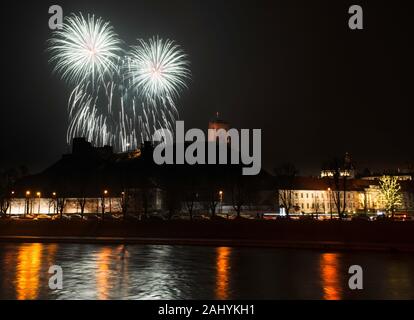 Vilnius, Lituanie-Jan 1.2020: Belle vue sur le feu principal, à la nuit du nouvel an à la place de la cathédrale et au clocher et au château de Gediminus.New Year' Banque D'Images