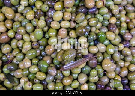 Grande variété d'olives est mis en vente dans les marchés de rue dans la banlieue Kadıköy, situé sur la partie asiatique de la ville Banque D'Images