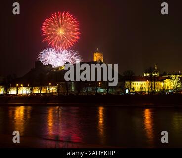 Vilnius, Lituanie-Jan 1.2020: Belle vue sur le feu principal, à la nuit du nouvel an à la place de la cathédrale et au clocher et au château de Gediminus.New Year' Banque D'Images