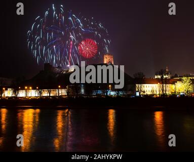 Vilnius, Lituanie-Jan 1.2020: Belle vue sur le feu principal, à la nuit du nouvel an à la place de la cathédrale et au clocher et au château de Gediminus.New Year' Banque D'Images