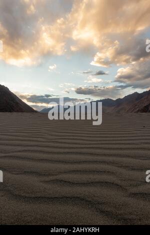 Dunes de sable de trekking dans la vallée de Nubra, Ladakh, Inde, Asie Banque D'Images