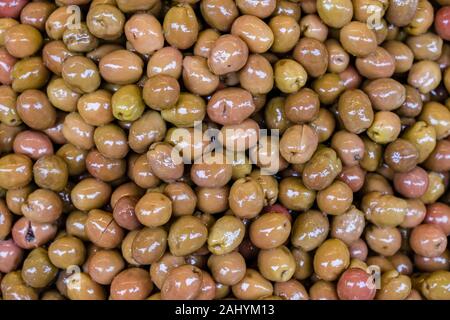 Grande variété d'olives est mis en vente dans les marchés de rue dans la banlieue Kadıköy, situé sur la partie asiatique de la ville Banque D'Images