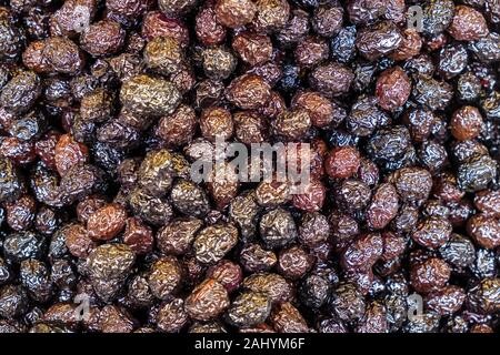 Grande variété d'olives est mis en vente dans les marchés de rue dans la banlieue Kadıköy, situé sur la partie asiatique de la ville Banque D'Images