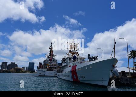 Les garde-côte de Kimball (WMSL 756) est mouillée et habillé à la base Honolulu suivant pour les garde-côte de Oliver Berry (WPC 1124) avant une double cérémonie de mise en service pour la Kimball et les garde-côte Midgett (WMSL 757), le 23 août 2019. La cérémonie sera la première fois dans l'histoire de la Garde côtière canadienne de sécurité nationale deux cutters seront commandées simultanément. Photo de la Garde côtière des États-Unis par l'officier marinier Matthew S. Masaschi Banque D'Images