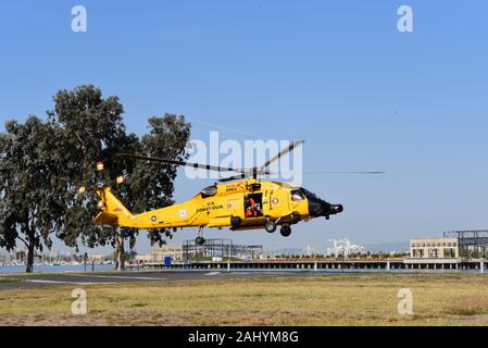 Un équipage à bord d'un hélicoptère Jayhawk MH-60 de l'Air Station Astoria quitte l'île de la Garde côtière à Alameda, en Californie, après avoir décroché de l'servicemembers San Diego, l'équipe d'intervention de la sécurité maritime à l'Ouest qui assuraient la sécurité au cours de la Semaine de la San Francisco. L'équipe devait effectuer une démonstration rapide de la corde Jayhawk jusqu'à la ferme de la Garde côtière au cours de la Fleet Week's Parade de voile. Photo de la Garde côtière des États-Unis par l'officier marinier Matthew S. Masaschi Banque D'Images