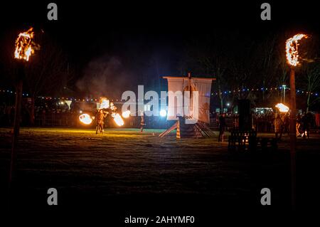 Flamborough Fête du feu. New Year's Eve 2019 célébrant le village viking de l'histoire. Avec la Procession aux flambeaux, Boules de Flamborough et la gravure d'un Longboat Viking sur la place du village. Banque D'Images