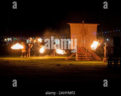 Flamborough Fête du feu. New Year's Eve 2019 célébrant le village viking de l'histoire. Avec la Procession aux flambeaux, Boules de Flamborough et la gravure d'un Longboat Viking sur la place du village. Banque D'Images