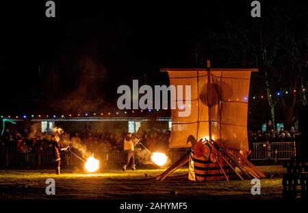 Flamborough Fête du feu. New Year's Eve 2019 célébrant le village viking de l'histoire. Avec la Procession aux flambeaux, Boules de Flamborough et la gravure d'un Longboat Viking sur la place du village. Banque D'Images