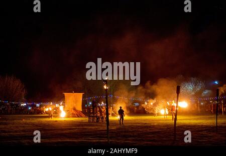 Flamborough Fête du feu. New Year's Eve 2019 célébrant le village viking de l'histoire. Avec la Procession aux flambeaux, Boules de Flamborough et la gravure d'un Longboat Viking sur la place du village. Banque D'Images