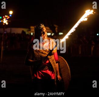 Flamborough Fête du feu. New Year's Eve 2019 célébrant le village viking de l'histoire. Avec la Procession aux flambeaux, Boules de Flamborough et la gravure d'un Longboat Viking sur la place du village. Banque D'Images