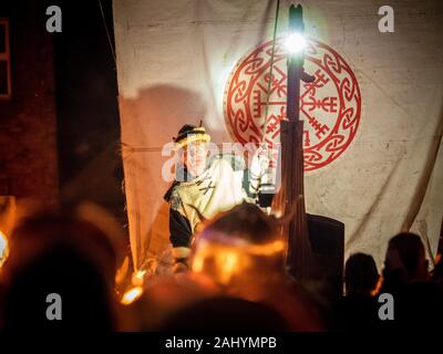 Flamborough Fête du feu. New Year's Eve 2019 célébrant le village viking de l'histoire. Avec la Procession aux flambeaux, Boules de Flamborough et la gravure d'un Longboat Viking sur la place du village. Banque D'Images