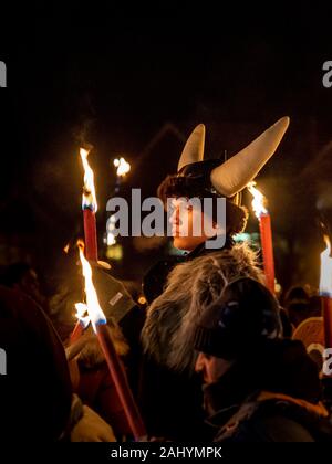 Flamborough Fête du feu. New Year's Eve 2019 célébrant le village viking de l'histoire. Avec la Procession aux flambeaux, Boules de Flamborough et la gravure d'un Longboat Viking sur la place du village. Banque D'Images