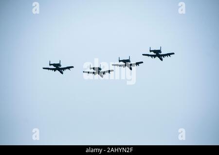 Quatre A-10C Thunderbolt II d'aéronefs de la 122e Escadre de chasse voler en formation au cours de la 2019 Fort Wayne Air Show à la base de la Garde nationale aérienne de l'Indiana, l'Indiana le 8 juin 2019. Le 122FW a organisé un meeting aérien public 8-9 juin 2019 doté d'un show aérien par l'Armée de l'air Thunderbirds, le FW 122A-10C de l'avion et d'autres artistes. (U.S. Photo de la Garde nationale aérienne par le sergent. Justin Andras) Banque D'Images