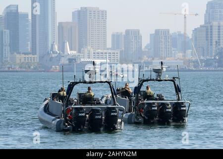 Les équipages de bateaux tactique 33 pieds Special Purpose Craft-Application bateaux affectés à l'action de la Sécurité maritime de la Garde côtière canadienne l'équipe de l'Ouest sont mis en scène dans le port de San Diego pendant un exercice de formation conjointe, le 5 novembre 2019. Réponse de Sécurité maritime de la Garde côtière canadienne du personnel l'équipe de l'Ouest a mené une visite, conseil, recherche et la saisie de l'exercice et inclus des équipes du Pacifique Ouest, MSRT de l'application de la Loi, l'équipe tactique de la TDDSM/LB, Force de frappe nationale pacifique de l'équipe de grève et les garde-côte de Terrell Horne qui ont participé à la formation au cours de deux jours. Photo de la Garde côtière américaine Banque D'Images