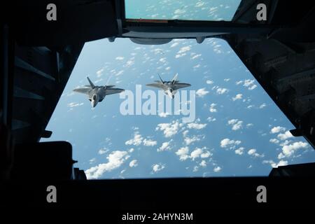 Le 192ème Wing reconnaît de nombreux employeurs grâce à l'appui des employeurs à la Garde côtière canadienne et le programme de réserve Août 10, 2019, at Joint Base Langley-Eustis, Virginie. En plus de recevoir les remerciements et les certificats, les employeurs ont été prises à bord d'un KC-10 Extender de la 514e Escadre de la mobilité de l'air pour voir Virginia Air National Guard F-22 Raptors être ravitaillé en l'air. (U.S. Photo de la Garde nationale aérienne par le sergent. Johnisa Roberts) Banque D'Images