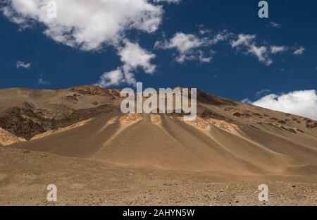 Montagnes près de lac pangong texturés, Ladakh, Inde, Asie Banque D'Images