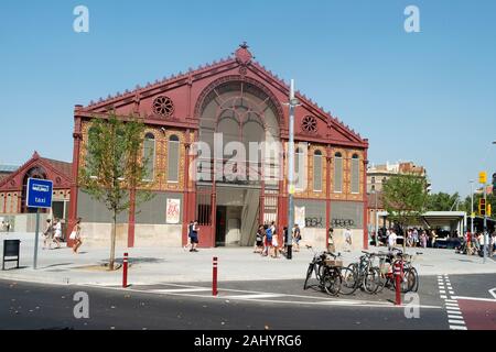 Barcelone, Espagne - 15 juillet 2018 : une vue de la façade du Mercat de Sant Antoni de marché public à Barcelone, en Espagne, où il y a un la boo Banque D'Images