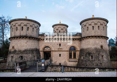 La VILLE DE LUXEMBOURG, LUXEMBOURG, LE 19 JANVIER 2018 : une vue sur le Fort Thungen dans la ville de Luxembourg, Luxembourg, qui aujourd'hui héberge la muse Drai Eechelen Banque D'Images