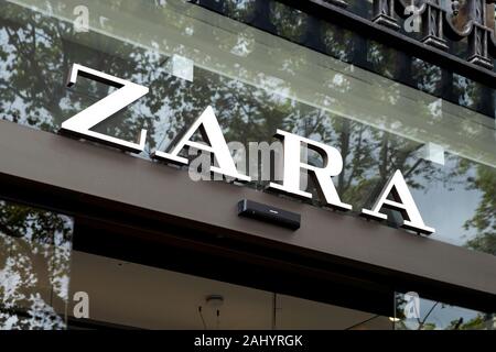 Barcelone, Espagne - 9 août 2018 : l'enseigne de la boutique Zara dans la célèbre avenue Passeig de Gracia, à Barcelone, Espagne, l'un des m Banque D'Images