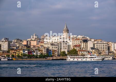 Vue aérienne sur le quartier Karaköy avec la tour de Galata, Galata Kulesi, vu à travers le canal du Bosphore Banque D'Images