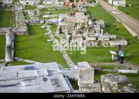 Au cimetière Kerameikos lecture touristique Athènes Grèce Banque D'Images