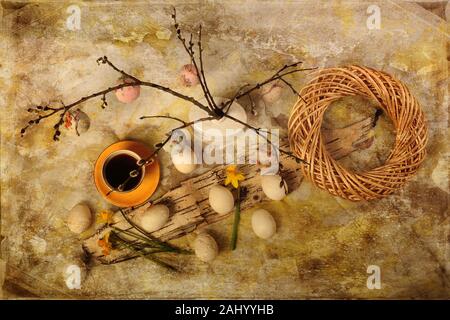 Vue de dessus du flatlay décoration de Pâques. Coupe jaune avec du café, de l'écorce de bouleau, d'œufs et au printemps les rameaux. Horizontal image numérique avec les couches de texture. Banque D'Images