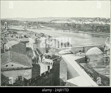 Album géographique : La France . de louverture, rtlels séchappentpar et de mâche des tissures pour se réunir plus loin. . ?I2. Les eaux ; Sassenage : grande cascahi : du Flbo.n. - Le Furonreçoit près de Sassenage lo germe, le ruisseau issu de grottes comptéesparmi les sept merveilles du Dauphiné. Mais le torrent principal passelui-même en des défilés où il forme dadmirables cascades. Ï43. Les eaux : Le Rhôni:A Avignon. - Dans le com-lal-Venaissin. Estarrosée Avignon par le Rhône grosside lapport des torrents sa-voyards et dauphinois. Lacite des papes est entouréedune daliuvions plaine-guée par l'irri Banque D'Images
