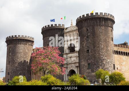 Le Castel Nuovo, souvent appelé Maschio Angioino, est un château médiéval situé en face de la Piazza Municipio et l'hôtel de ville dans le centre de Naples, Campanie, Banque D'Images