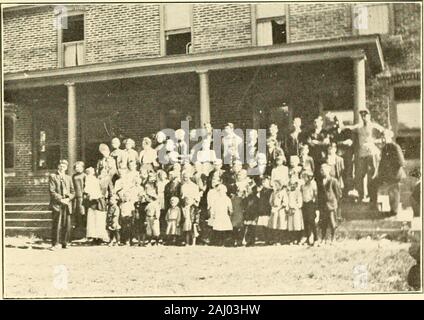 Nos institutions éducatives Presbytérienne, [1913-1914] . G RUNDY Schoolwas septembre 15,1909 presbytérienne établie. L'école est le solide bras droit de l'Église. C'est pour decouvrir principes du christianisme. Et itspurpose principlesin ces est d'inculquer l'esprit des garçons et des filles de ces montagnes. Nous avons pu recueillir beaucoup de meilleurs spécimens très themtrue donnez et polonais. Nous n'avons pas de fonds de dotation et butmeager par rapport withwhat équipement dont nous avons besoin. Nous avons un excellent studentbody, et d'une amende de corps des enseignants. C'est l'occasion de takea countv pour le Christ et le Ch Banque D'Images