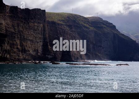 Gran Canaria, parois verticales du Puerto de las Nieves bay, éperon rocheux reste où Dedo de Dios, doigt de Dieu, d'être utilisé jusqu'en 2005 Banque D'Images