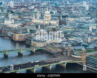 Une photo prise à Londres, Royaume-Uni, en décembre 2018, donnant sur la cathédrale St Paul et ses alentours, du quartier financier et d'affaires Banque D'Images