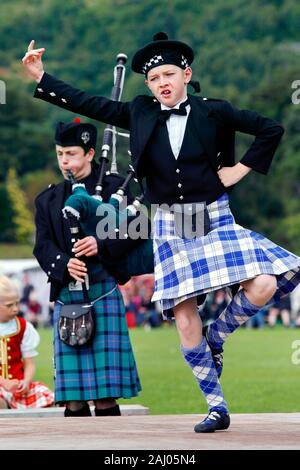 Scottish Highland Dance, Glenurquhart Highland Gathering et jeux, Blairbeg Park, Drumnadrochit, Ecosse, Royaume-Uni, Europe Banque D'Images