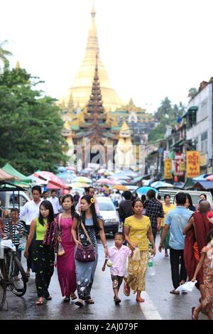 Les gens dans les rues de Yangon, Myanmar, avec pagode Shwedagon à l'arrière-plan Banque D'Images