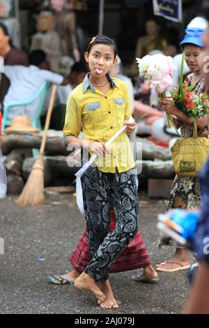 Jeune fille dans les rues de Yangon, Myanmar Banque D'Images