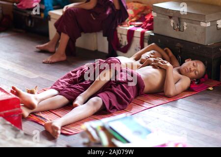 Jeunes moines bouddhistes de couchage au Myanmar, dans leur monastère Banque D'Images