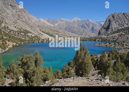 Alaudin couleur turquoise dans le lac Montagnes Fann - Tadjikistan Banque D'Images