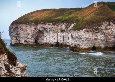 Grottes marines érodées à North Landing à Flamborough Head, Humberside, vue depuis le sommet de la falaise. Banque D'Images