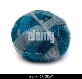 Nouveau fil de laine ball en bleu isolated on white Banque D'Images