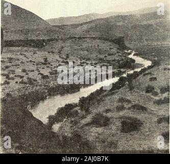 Randonnées dans les terres de la Bible . L'EST UN Berger et moutons de pâturage, de l'ouest de la Palestine, qui était whyReuben et Gad, et la demi-tribu de Manassé, qui avait une très grande1 multitude de bovin, de sorte naturallysought leur héritage ici.1 à l'extrême northof qu'il est l'ancienne et magnifique ville de Damas, entouré de trente milles d'abricot Groves, vraiment à dire asthey en Syrie, un diamant fixé dans les émeraudes. Ap-proached du Liban sur le nord-ouest, le long thevalley de la Rivière Barada, l'Abana de la Bible (thePharpar s'élève au sud-ouest)2, à un point sur un loftycliff, vous obtenez un v Banque D'Images